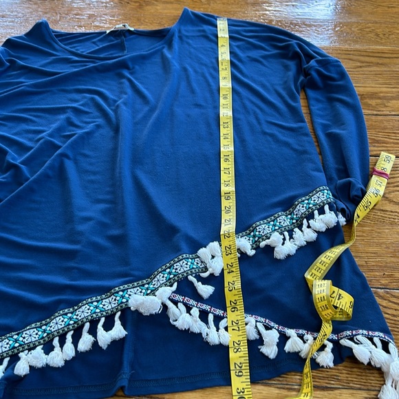 Umgee blue fringe top, tunic style.  Long sleeve.  Good condition. Size Medium. - Picture 7 of 8